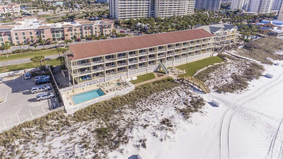 Gulf-front in Destin! Community Pool, Minutes to Beach Hotel in Destin