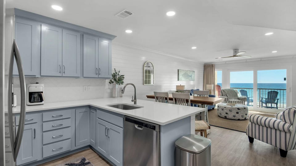Gulf-front in Destin! Community Pool, Minutes to Beach Hotel in Destin