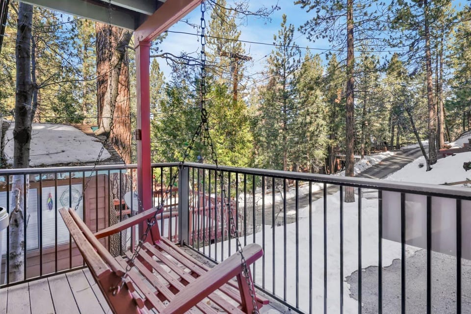 Wolf CUB Cabin #1946 Hotel in Big Bear