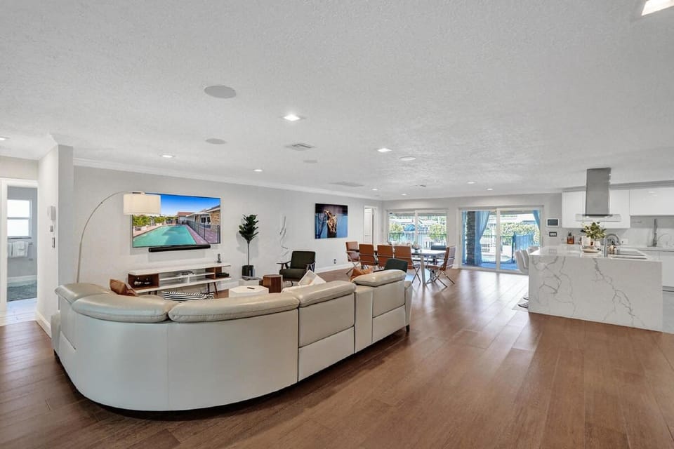 Luxe 4BR Waterfront w Htd Pool 5min to Beach Hotel in Fort Lauderdale