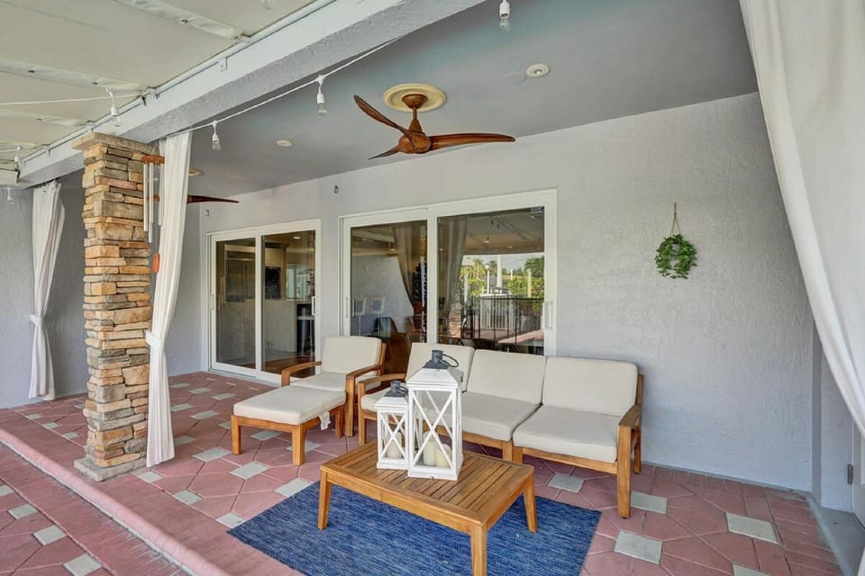 Luxe 4BR Waterfront w Htd Pool 5min to Beach Hotel in Fort Lauderdale