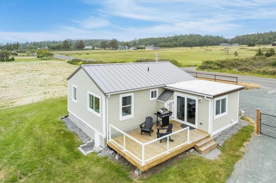 Swan Lake Cottage by Avantstay Views + Firepit Hotel in Whidbey Island