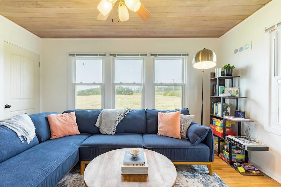 Swan Lake Cottage by Avantstay Views + Firepit Hotel in Whidbey Island
