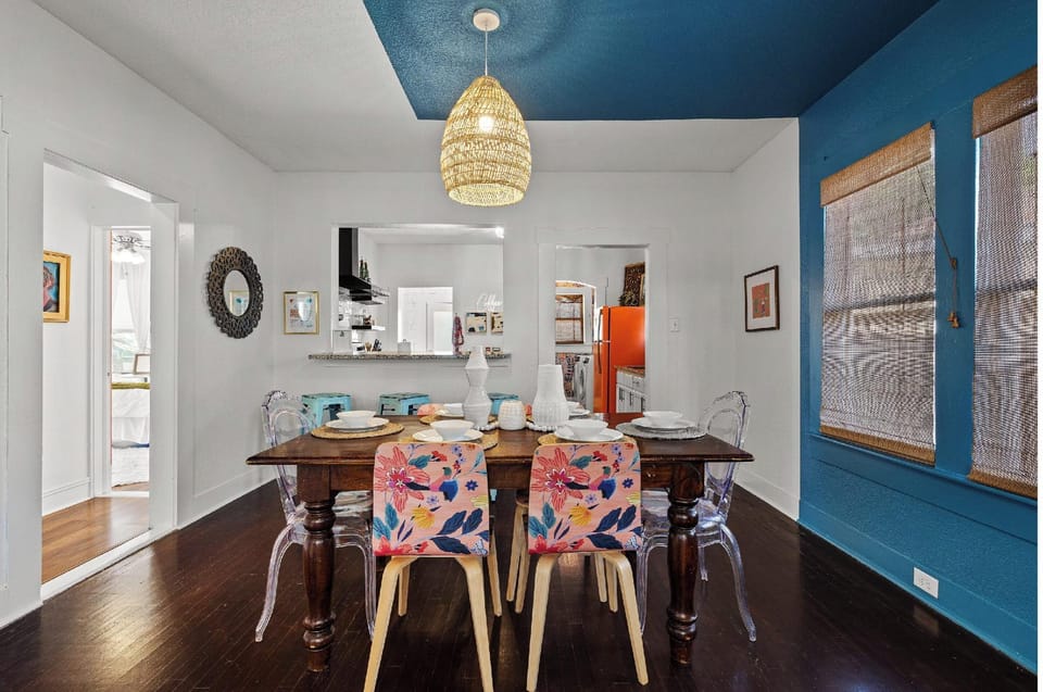 Gorgeous Artistic Fully Fenced Home Near Downtown Hotel in San Antonio