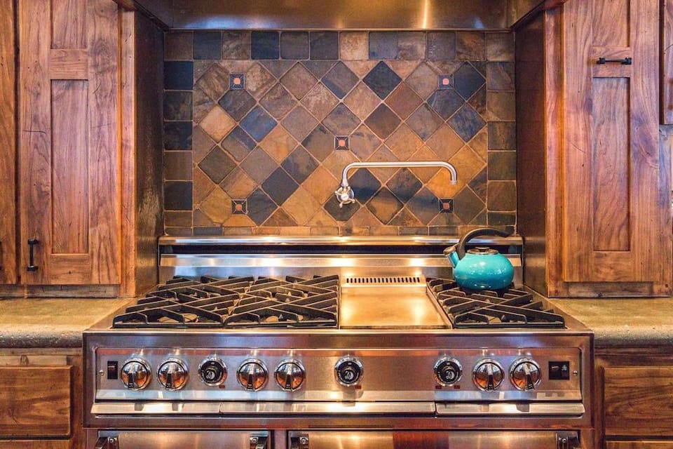 Bear Meadows Lodge - Hot Tub - Tahoe Donner 6 Bedroom Home by RedAwning Hotel in Truckee