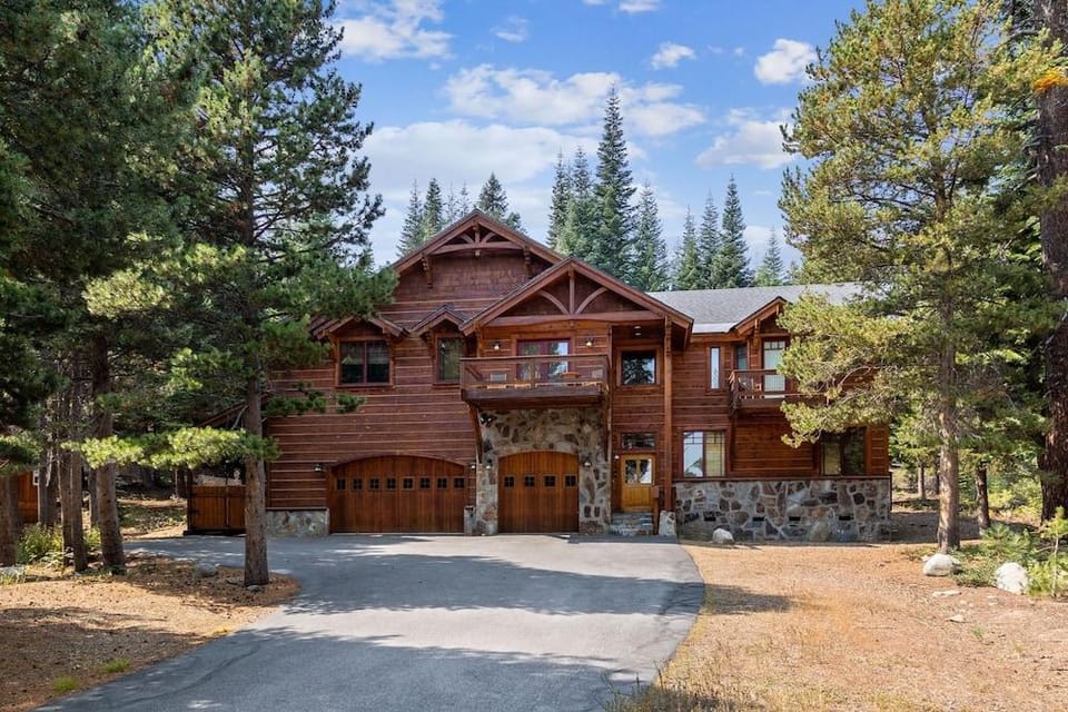 Bear Meadows Lodge - Hot Tub - Tahoe Donner 6 Bedroom Home by RedAwning Hotel in Truckee