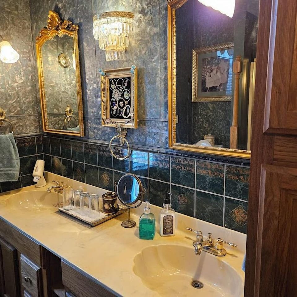 1873 Victorian Rose B & B Hotel in Ohio