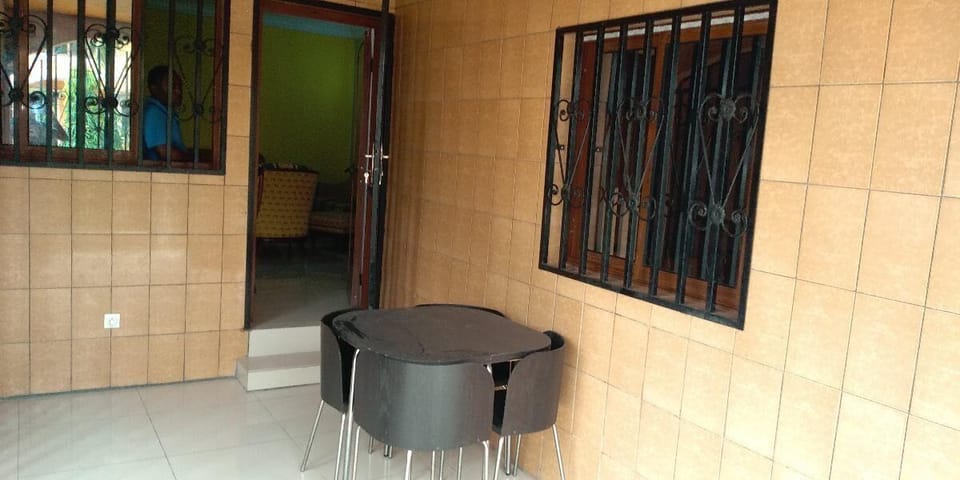 Chic appartement meublé de Bonamoussadi Hotel in Douala