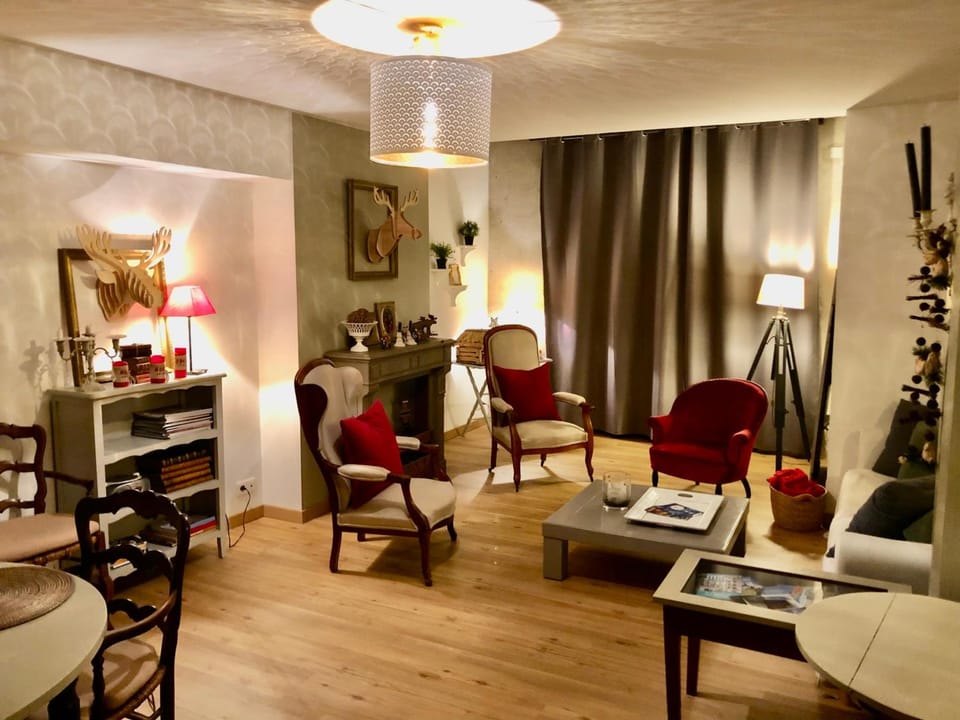 Au 16 Place Saint Louis Hotel in Blois