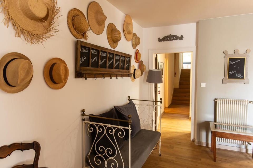 Au 16 Place Saint Louis Hotel in Blois