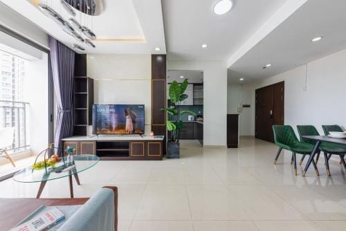 RIVERGATE apartment infinity pool & Gym Hotel in Ho Chi Minh City