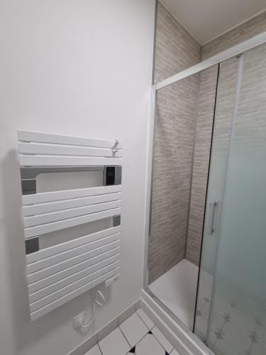 Chambre Nerondes double Le Lion d Or Hotel in Centre-Val de Loire