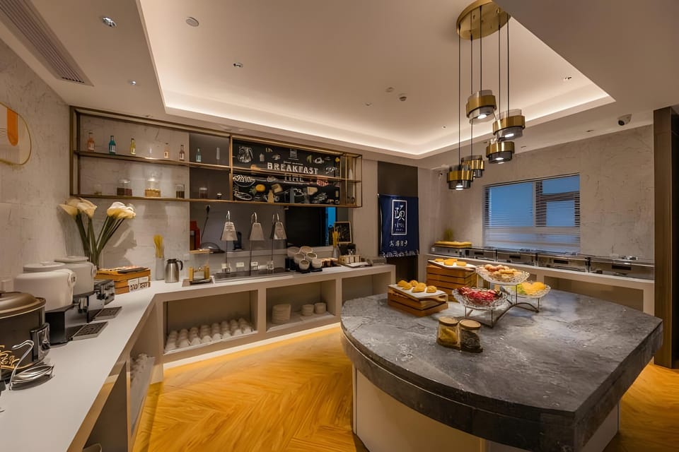 Yitel Premium Hangzhou West Lake Lakeside Pedestrian Street Hotel in Hangzhou
