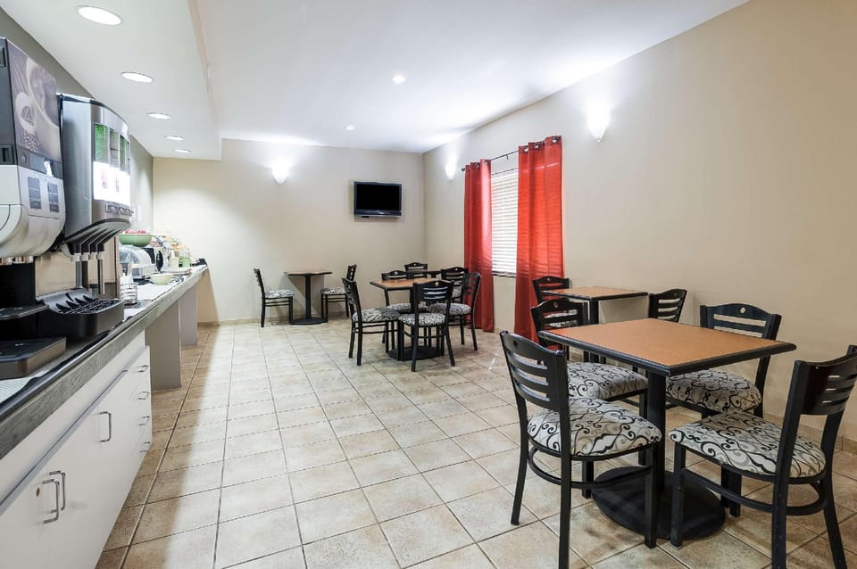 Quality Inn & Suites Lake Charles South Hotel in Lake Charles