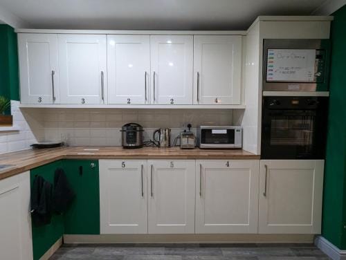R1 - Bright Quiet Double - City & Beach Access, WIFI, Free Parking - Self Catering Hotel in Swansea
