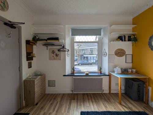 R1 - Bright Quiet Double - City & Beach Access, WIFI, Free Parking - Self Catering Hotel in Swansea