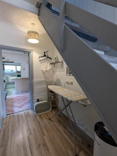 R1 - Bright Quiet Double - City & Beach Access, WIFI, Free Parking - Self Catering Hotel in Swansea