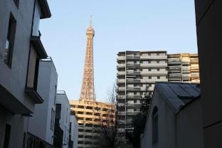 Charming Studio Steps from the Eiffel Tower Hotel in Paris