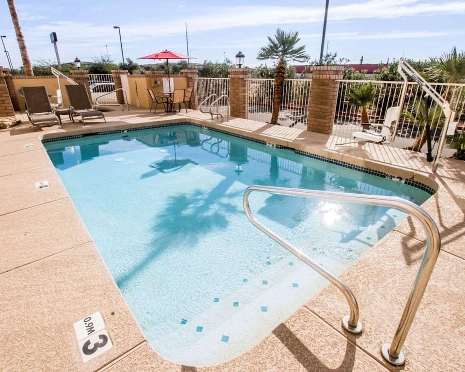 Swimming pool [outdoor]