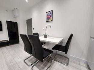 Modern 2BR London Apt Near Tube Hotel in City of Westminster
