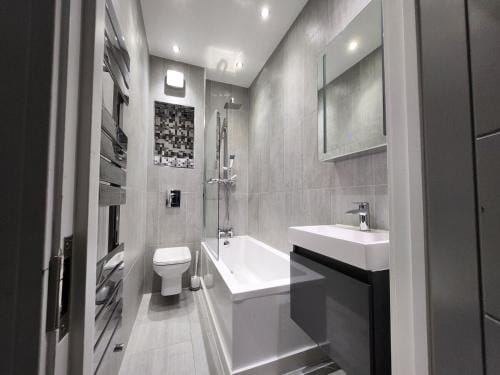 Modern 2BR London Apt Near Tube Hotel in City of Westminster