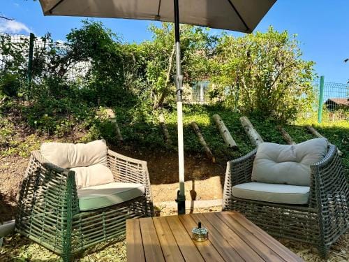 Beautiful studio - private garden, EV, breakfast - Chalet Hug studio Hotel in Canton of Vaud