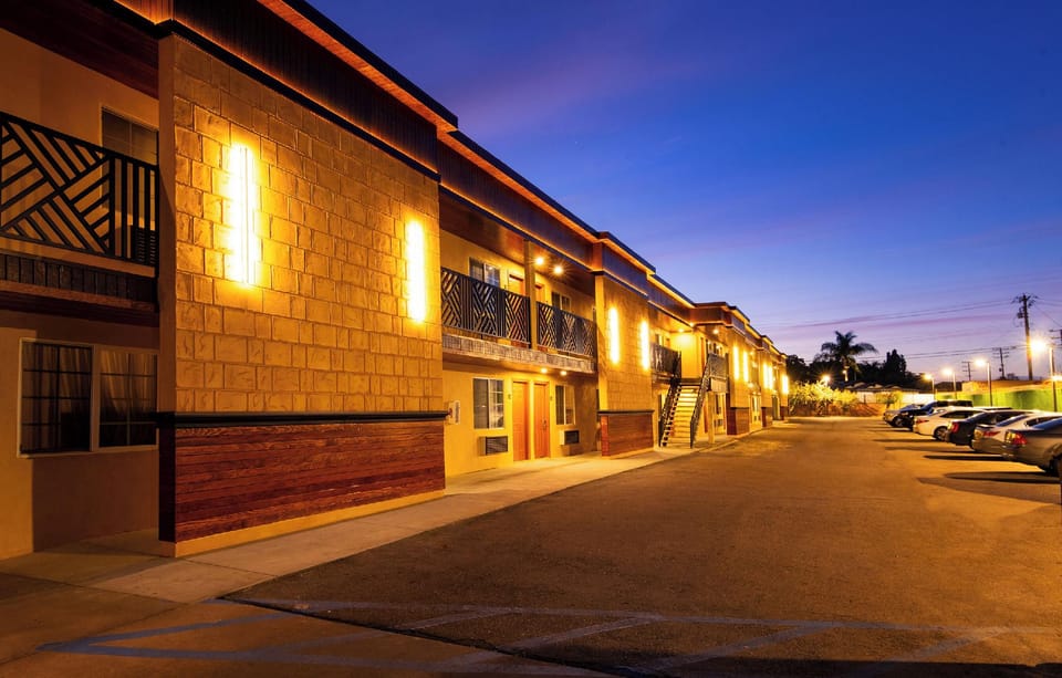 Colonial Palace Inn Motel in Bellflower