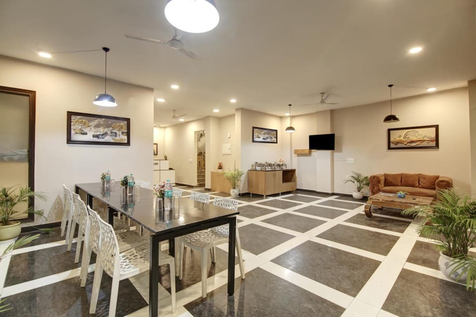 Limewood Stay - Corporate Huda City Centre Hotel in Gurugram