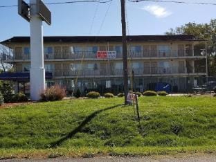 Red Carpet Inn Jeffersonville Hotel in Clarksville