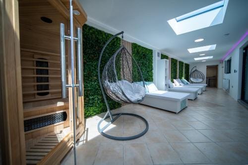 20 Guest Luxury Stay - Private Pool, Hot Tub & Gym Hotel in Lytham St Annes