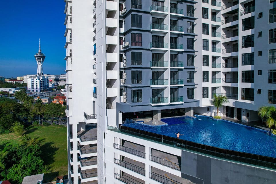 Swimming pool [outdoor]