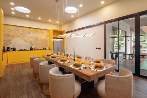 CANGGU BRAND NEW 6Bed VILLA! BEST LOCATION! A STEP-FREE Design Highlight for Families & Friends Hotel in North Kuta