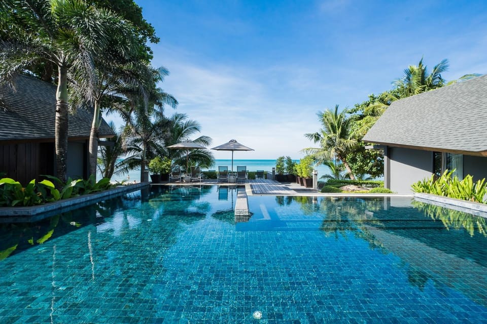 Swimming pool [outdoor]
