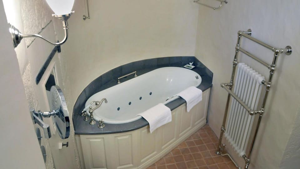 Chateau royal de Saint-Saturnin Hotel in Auvergne-Rhône-Alpes