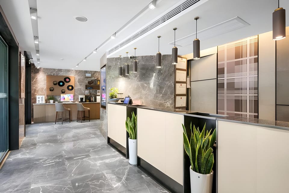 Home Inn Plus Hangzhou West Lake Lakeside Hefang Pedestrian Street Hotel in Hangzhou
