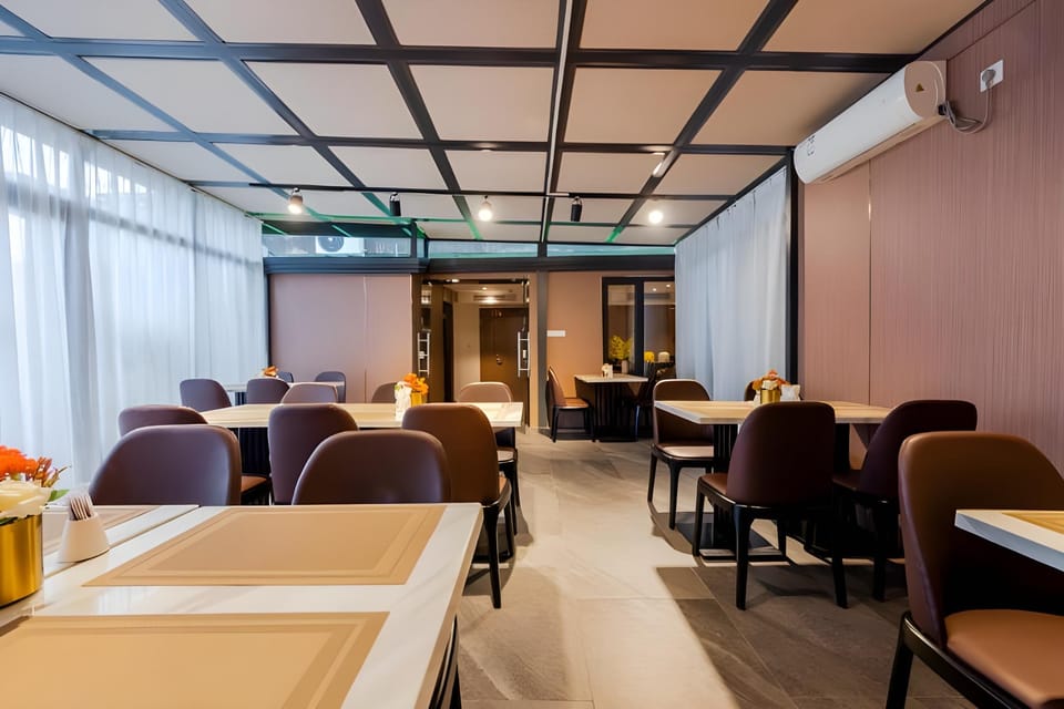 Home Inn Plus Hangzhou West Lake Scenic Area Su Causeway Hotel in Hangzhou