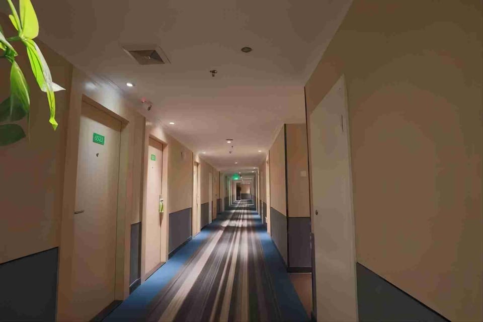 Motel Shenzhen Raffles City Nanyou Metro Station Hotel in Hong Kong