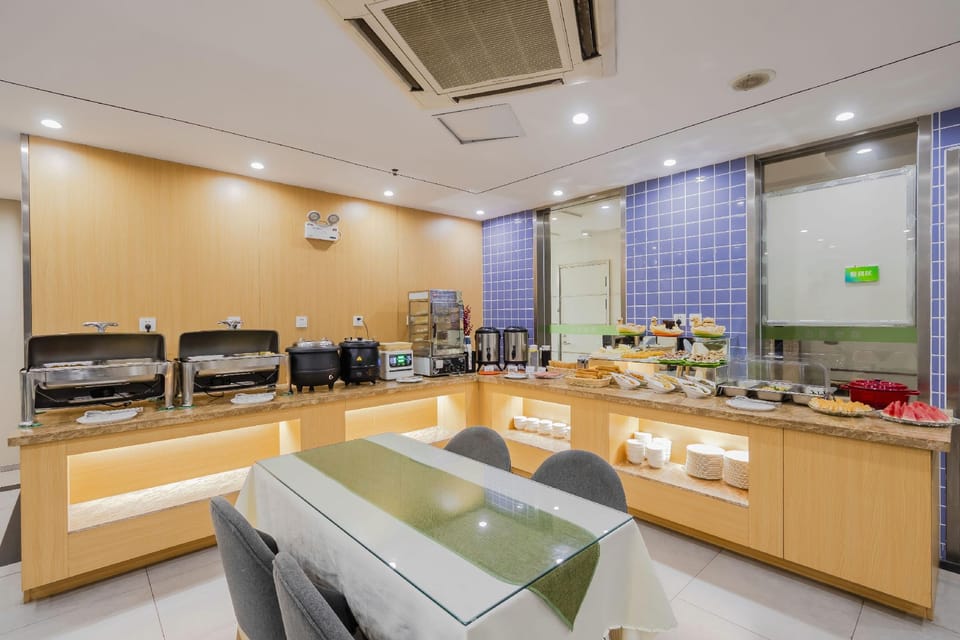 Motel Nanjing Jiangning University Town Longmian Avenue Metro Station Hotel in Nanjing
