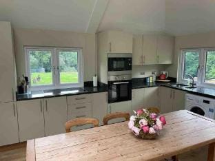 Cottage with Heated Indoor Pool&Tennis Court- 2142 Hotel in Farnham