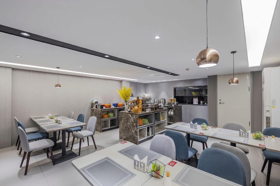 Home Inn Style Golden Nanjing Jiangpu Longhua Road Metro Station Hotel in Nanjing