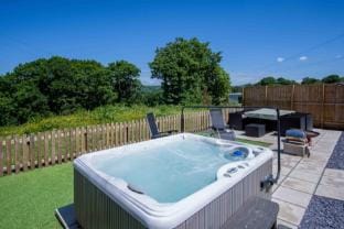 Hopkins Retreat - 3 Bedroom Caravan - Hot Tub Hotel in Wales