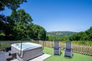 Hopkins Retreat - 3 Bedroom Caravan - Hot Tub Hotel in Wales