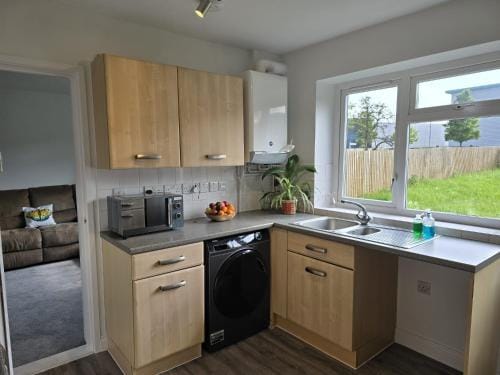Heathrow, Hounslow, Beautiful Modern Home Hotel in Hounslow