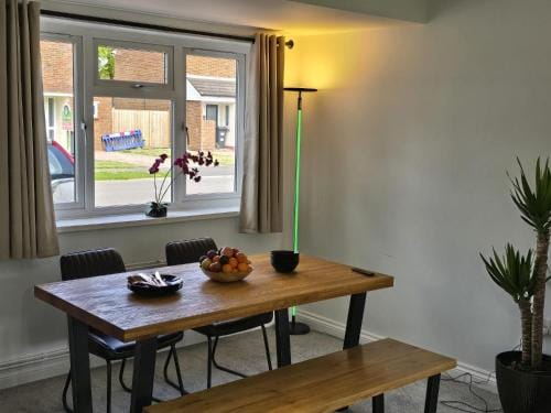 Heathrow, Hounslow, Beautiful Modern Home Hotel in Hounslow