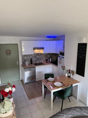 Suite Eden Spa, Appart'hotel bien etre , Patio de standing barbecue - TV XL CineSport, Lit Q-Size, W Hotel in Hauts-de-France