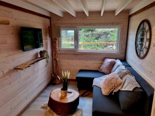 Tiny housse serenity avec jacuzzi Lodge in Wallonia, Belgium
