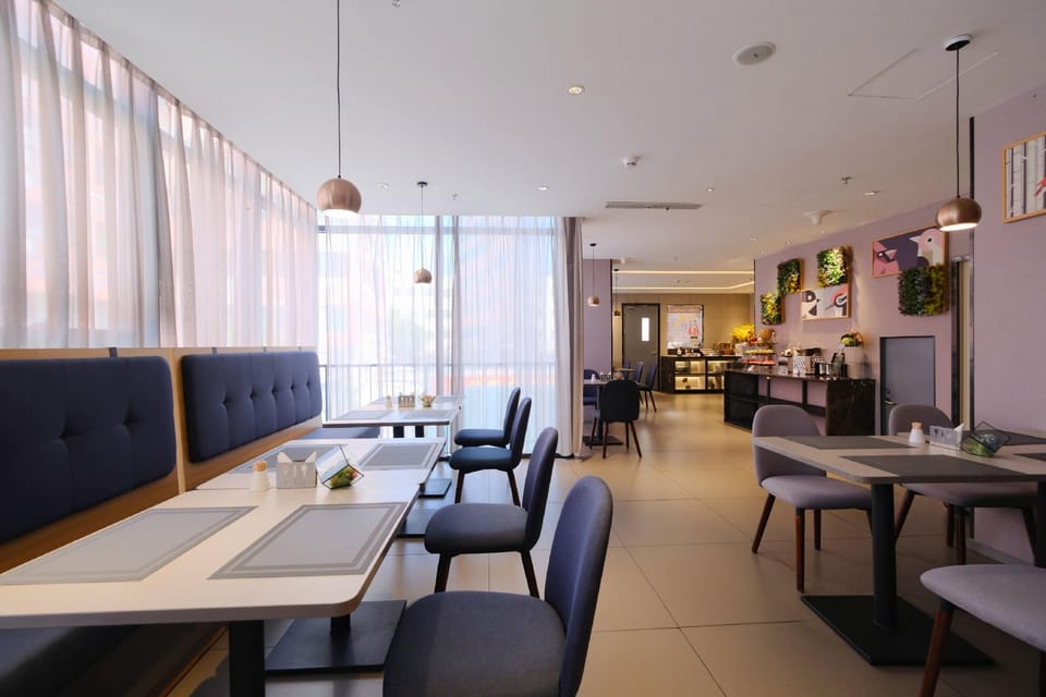 Home Inn Selected Shenzhen Airport Hotel in Shenzhen