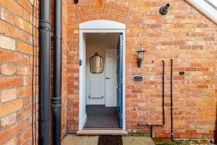 Stylish flat in central location with free parking Hotel in Swindon