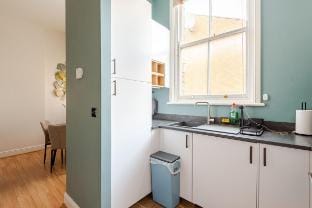 Stylish flat in central location with free parking Hotel in Swindon