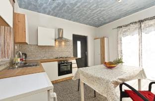 Bright studio apartment with pool view Hotel in Fažana